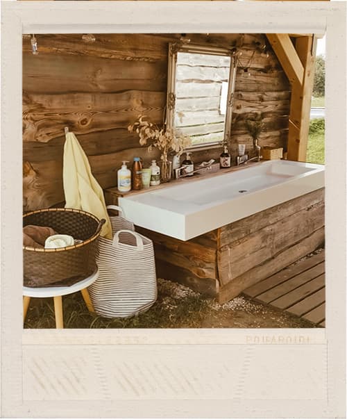 Umivalnik v kopalnici Green Valley Glampinga