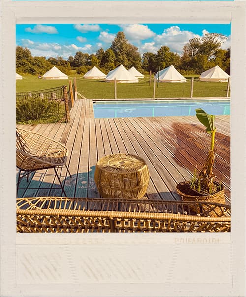 Pool mit Sonnenterrasse im Green Valley Glamping