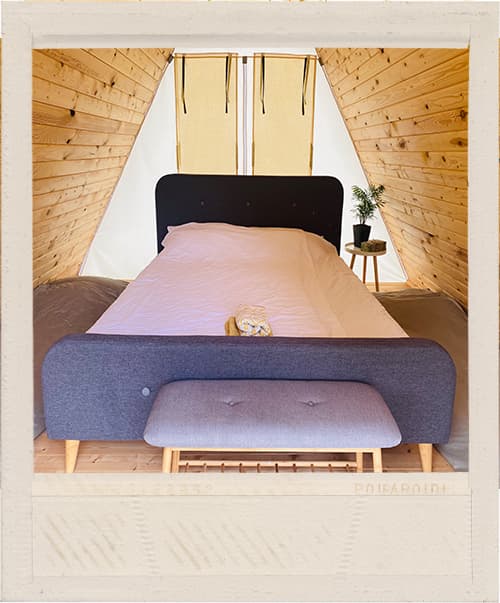 Bett in einer Unterkunft des Green Valley Glamping